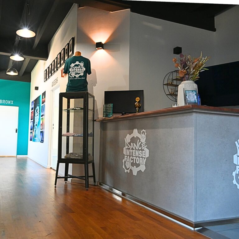 Dance Intense Factory - Theke