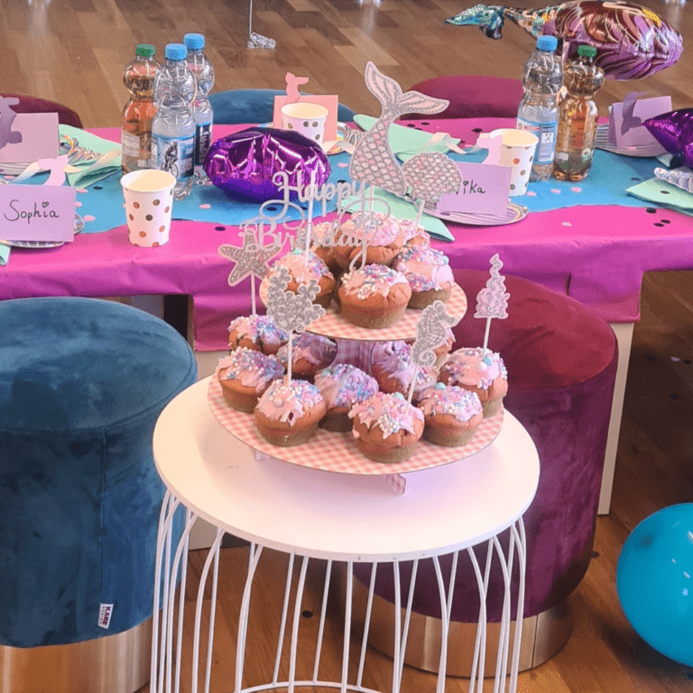 Tisch mit Muffins beim Kindergeburtstag